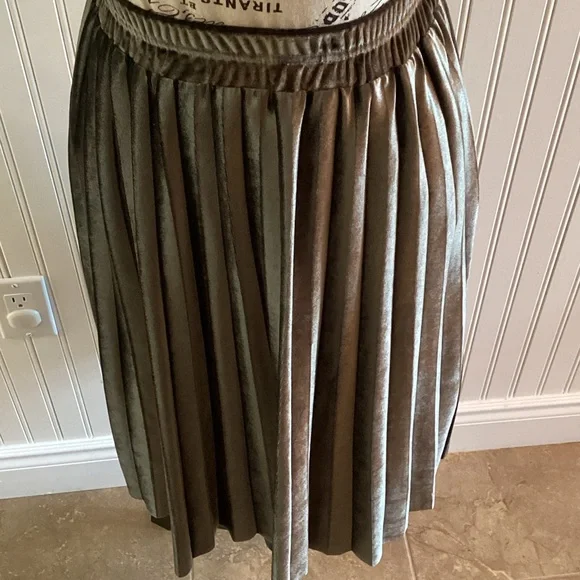 Chic Brown Midi Skirt - Picture 3 of 6